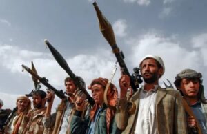 Houthi amenaza el buque de guerra americano si ayuda a Israel a atacar a Irán Houthi amenaza el buque de guerra americano si ayuda a Israel a atacar a Irán