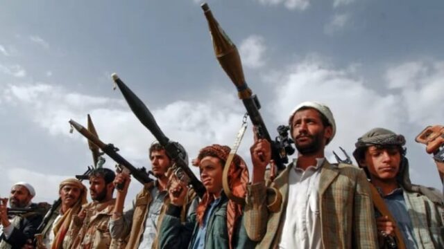 Houthi amenaza el buque de guerra americano si ayuda a Israel a atacar a Irán

