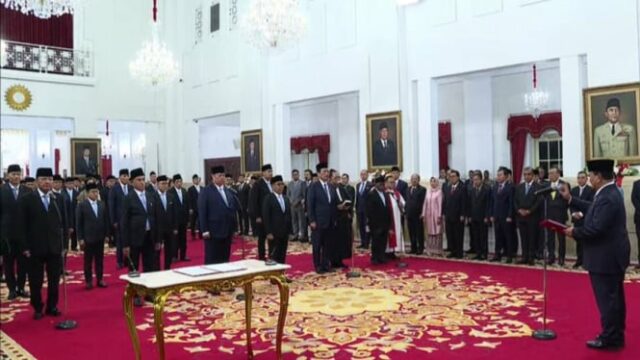 La práctica de los puestos dobles de submininistas ha sido subrayado, el gobierno fue invitado a obedecer la constitución

