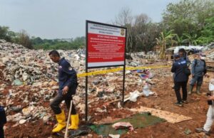La respuesta del Ministerio de Medio Ambiente con respecto al veredicto del manejo de los vertederos de desechos ilegales en Limo Depok Penyegelan TPA liar di Limo, Depok
