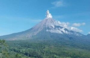 Mount Semeru devolvió una erupción con tres explosiones tan altas como 800 metros por encima del pico Gunung Semeru erupsi dengan letusan setinggi 700 meter.