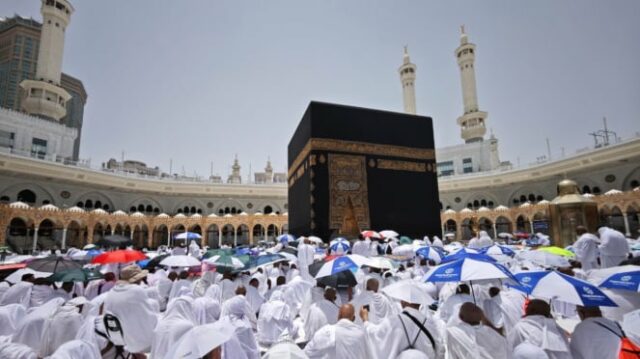 Jemaah salat jumat di Masjidil Haram, Mekah, Arab Saudi