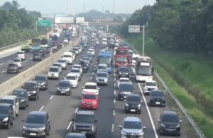 325 mil vehículos de Jabotabek durante unas largas vacaciones Kepadatan arus lalu lintas di Tol Cikampek