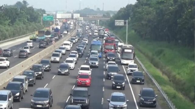 Kepadatan arus lalu lintas di Tol Cikampek