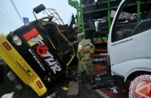 Segundos de fortalecimiento de accidentes de 10 vehículos que matan 2 motos en Pasuruan Detik-detik Kecelakaan Beruntun 10 Kendaraan Tewaskan 2 Pemotor di Pasuruan