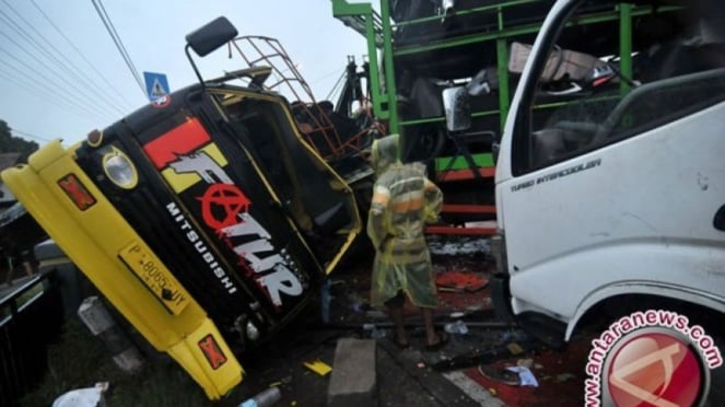 Detik-detik Kecelakaan Beruntun 10 Kendaraan Tewaskan 2 Pemotor di Pasuruan