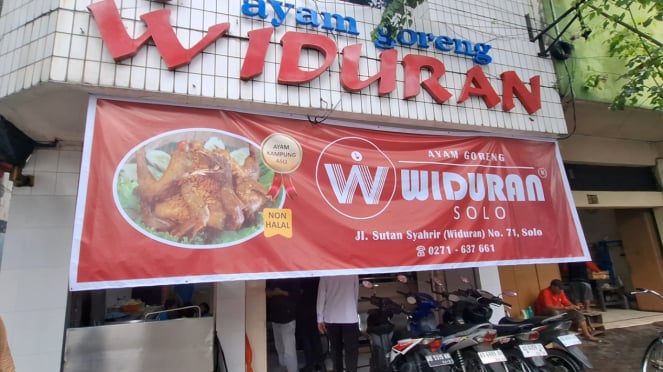 Rumah makan ayam goreng kremes Widuran, Solo