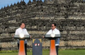 La visita al templo de Borobudur marcó un vínculo cultural entre Indonesia y Francia Presiden RI Prabowo Subianto dan Presiden Prancis Emmanuel Macron di Candi Borobudur, Magelang, Jawa Tengah