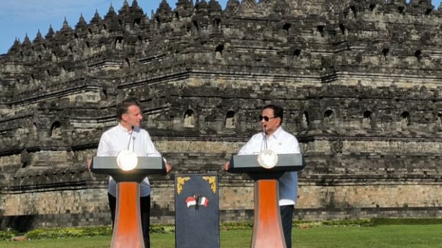 Presiden RI Prabowo Subianto dan Presiden Prancis Emmanuel Macron di Candi Borobudur, Magelang, Jawa Tengah 