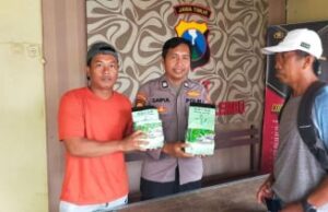 Los reincidentes de arresto policial al revelar el tráfico de drogas en el puerto de Riau, Sita 5 kg de metanfetamina Nelayan Serahkan Paket Sabu kepada Polisi di Kabupaten Masalembu, Madura