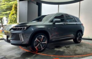 Se afirma que los autos eléctricos de Polytron han vendido esto, enviando a los consumidores en julio de 2025 Polytron buka showroom perdana di Jakarta