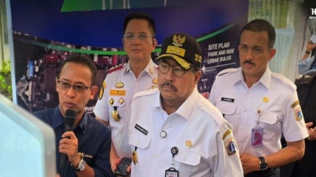 Wakil Gubernur DKI Jakarta Rano Karno tinjau parkiran di MRT Lebak Bulus