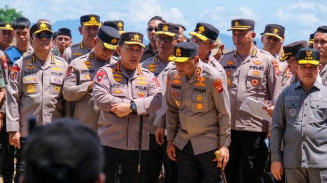 Kapolri Jenderal Listyo Sigit Prabowo meninjau panen raya jagung di Kalbar