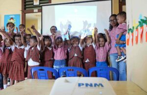 La historia del maestro de jardín de infantes en la isla de Saparua puede mantener la escuela gracias a PNM Cerita Guru TK di Pulau Saparua Mampu Pertahankan Sekolah Berkat PNM