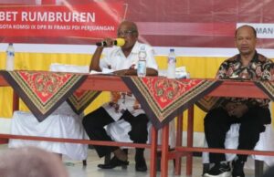 DPR recuerda al gobierno que también entregue una alimentación nutritiva gratuita a los residentes de Manokwari Papua Anggota Komisi IX DPR RI Obet Rumbruren saat sosialisasikan MBG di Manokwari Papua (istimewa)