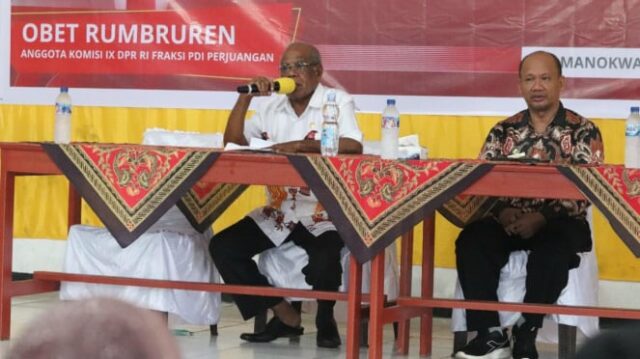 Anggota Komisi IX DPR RI Obet Rumbruren saat sosialisasikan MBG di Manokwari Papua (istimewa)