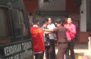 Las demandas del fiscal son demasiado bajas, los perpetradores de la violencia sexual de un niño bajo las familias de la víctima en la corte. Keluarga Korban Mengamuk ke Pelaku di Pengadilan Negeri Makale