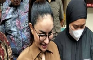 Tuve un dolor antes de ser entregado a la oficina del fiscal, Nikita Mirzani: solo chequeo Artis Nikita Mirzani dibawa dari Polda Metro Jaya ke Kejaksaan Negeri Jaksel.