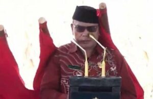 Los segundos del lector de oración golpeados por la bandera roja y blanca, inmediatamente recibido por Prabowo Imam Subakir, Pembaca Doa Tertimpa Bendera di Depan Prabowo Subianto