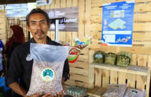 Este es un hombre joven y ciudadano, aplicando tecnología en la aldea de energía y energía de Pertamina Ini Kolab Anak Muda dan Warga, Terapkan Teknologi di Desa Energi Berdikari Pertamina