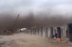 Vientos fuertes Landa Yakarta esta tarde, en el norte de Yakarta Susana estaba tensa como una tormenta del desierto Vientos fuertes Landa Yakarta esta tarde, en el norte de Yakarta Susana estaba tensa como una tormenta del desierto