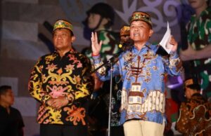 El gobernador Agustiar Sabran inaugura la noche de Huma Betang, aumenta la economía de MPM y preserva la cultura del Kalimantanan Central El gobernador Agustiar Sabran inaugura la noche de Huma Betang, aumenta la economía de MPM y preserva la cultura del Kalimantanan Central