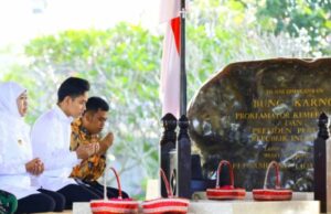 El mes de Bung Karno, el gobernador Khofifah, acompañó la peregrinación del vicepresidente Gibran en la tumba de Bung Karno El mes de Bung Karno, el gobernador Khofifah, acompañó la peregrinación del vicepresidente Gibran en la tumba de Bung Karno