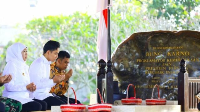El mes de Bung Karno, el gobernador Khofifah, acompañó la peregrinación del vicepresidente Gibran en la tumba de Bung Karno

