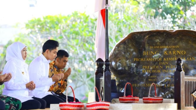 El mes de Bung Karno, el gobernador Khofifah, acompañó la peregrinación del vicepresidente Gibran en la tumba de Bung Karno

