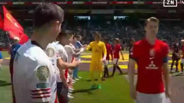 El capitán Splashy Urawa Reds no quería estrechar la mano con el jugador del río

