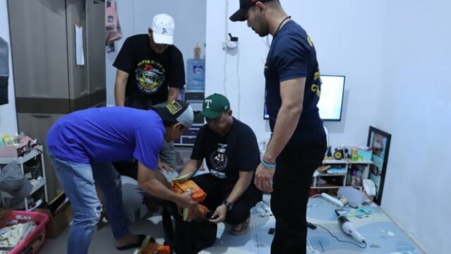 Arresto Courier Cas del laboratorio de agua feliz en el oeste de Yakarta, Sabu 6.2 kg fue confiscado

