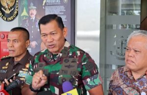 El portaaviones estadounidense es acelerado por las aguas indonesias a su vez de la señal, ¡el TNI está completamente alerta! Kapuspen Tni en Kajagung descubre la declaración de Marcella sobre la cuestión del proyecto de ley TNI y indonesio