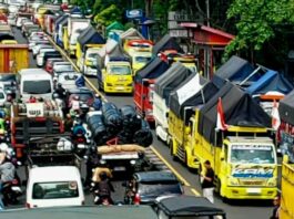 Las observaciones de camiones llenan el conductor de acción de impacto en la carretera de Semarang-Bawen rechaza la dimensión en las reglas de carga

