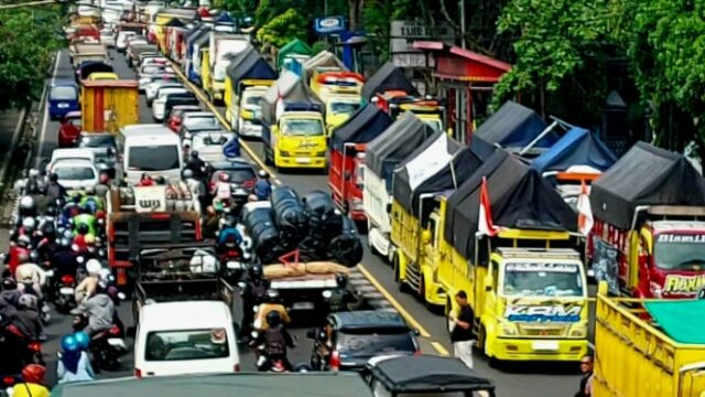 Las observaciones de camiones llenan el conductor de acción de Las observaciones de camiones llenan el conductor de acción de impacto en la carretera de Semarang-Bawen rechaza la dimensión en las reglas de carga