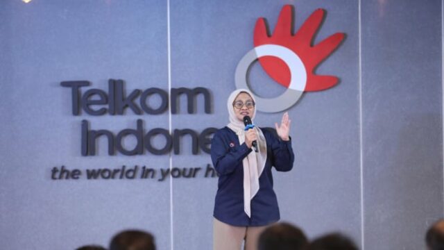 Hacer la mejor experiencia del cliente, los directores de Telkom visitan a los clientes y examinan la infraestructura digital en Surabaya

