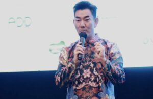 El título de concierto en Indonesia, Richie Ren tiene un batik para probar mucha comida indonesia. El título de concierto en Indonesia, Richie Ren tiene un batik para probar mucha comida indonesia.