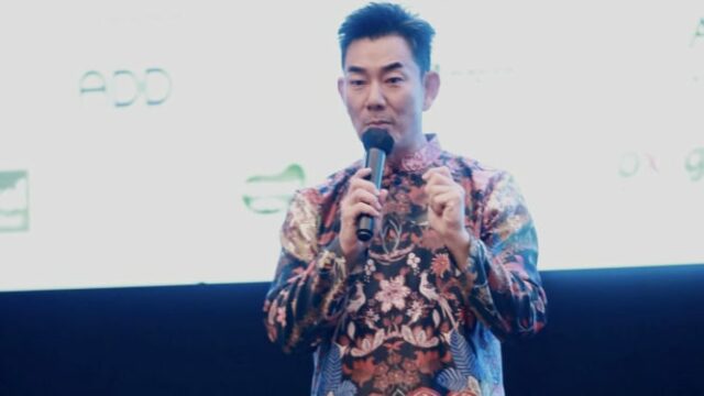 El título de concierto en Indonesia, Richie Ren tiene un batik para probar mucha comida indonesia.

