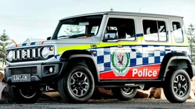 Suzuki Jimny se convirtió oficialmente en un auto policial, su Suzuki Jimny se convirtió oficialmente en un auto policial, su trabajo era sonreír