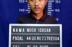 ¡Vil! Niños que persiguen a la madre biológica para que rechacen las motocicletas a los vecinos ¡Vil! Niños que persiguen a la madre biológica para que rechacen las motocicletas a los vecinos