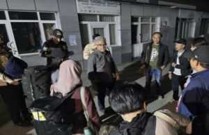 Los ciudadanos indonesios que fueron evacuados de Irán, fueron enviados a casa el lunes mañana Los ciudadanos indonesios que fueron evacuados de Irán, fueron enviados a casa el lunes mañana