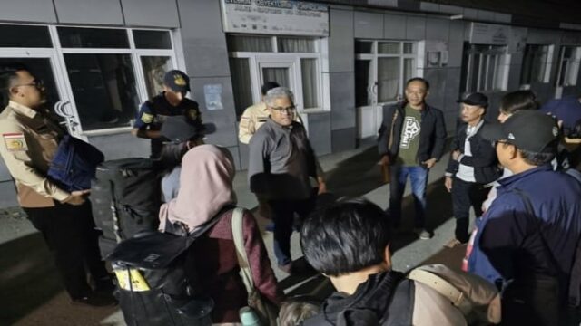 Los ciudadanos indonesios que fueron evacuados de Irán, fueron enviados a casa el lunes mañana

