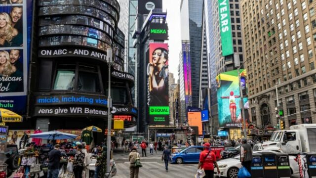 Meniska apareció en Times Square New York, por lo que la cara de Spotify igual a Indonesia en junio de 2025

