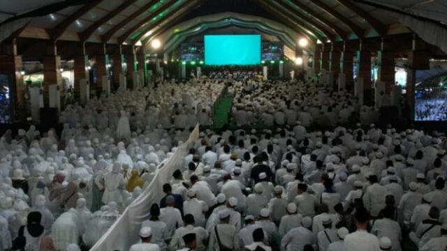 Momento Muhaimin y miles de peregrinos de Tarekat asistieron a la figura de la figura del Día del Mundo en Surau como cotubul Amin Depok

