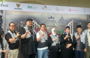 Ivan Gunawan presenta una instalación de moda sobre el tema de los palestinos en Margocity Depok Ivan Gunawan presenta una instalación de moda sobre el tema de los palestinos en Margocity Depok