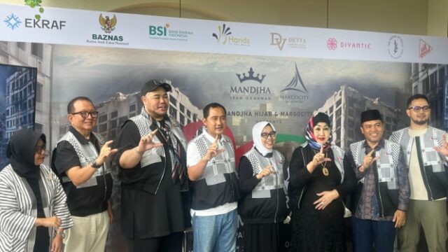 Ivan Gunawan presenta una instalación de moda sobre el tema Ivan Gunawan presenta una instalación de moda sobre el tema de los palestinos en Margocity Depok