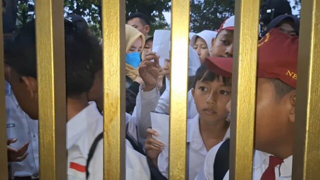 Para ingresar a una escuela secundaria favorita, cientos de estudiantes y padres potenciales se han apilado desde el amanecer

