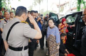 Momento del Jefe de la Policía Nacional Respeto-Kiss Megawati de Megawati durante el centenario de la esposa de Hoegeng Momento del Jefe de la Policía Nacional Respeto-Kiss Megawati de Megawati durante el centenario de la esposa de Hoegeng