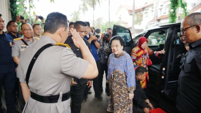Momento del Jefe de la Policía Nacional Respeto-Kiss Megawati de Megawati durante el centenario de la esposa de Hoegeng

