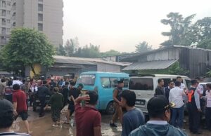 Detente ilegalmente en el país del gobierno de la ciudad del sur de Tangerang, donde se sospecha que el karaoke es el lugar de la prostitución Detente ilegalmente en el país del gobierno de la ciudad del sur de Tangerang, donde se sospecha que el karaoke es el lugar de la prostitución