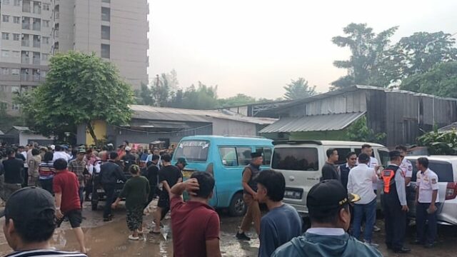 Detente ilegalmente en el país del gobierno de la ciudad Detente ilegalmente en el país del gobierno de la ciudad del sur de Tangerang, donde se sospecha que el karaoke es el lugar de la prostitución